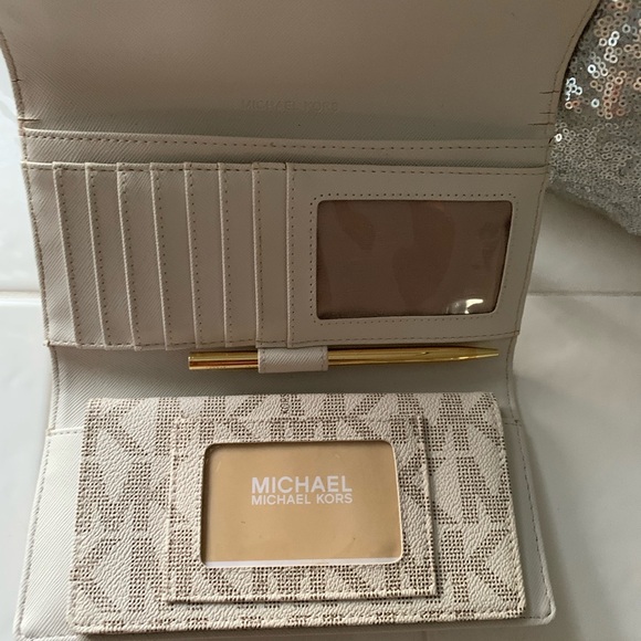 Michael Kors hobo and wallet set ( It’s a 2 fer- bundle) EUC. No call outs - Picture 2 of 16